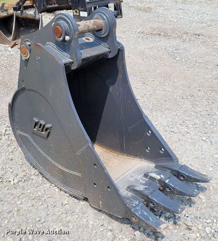 TAG 24"W excavator bucket in Augusta, KS Item FC9038 sold Purple Wave