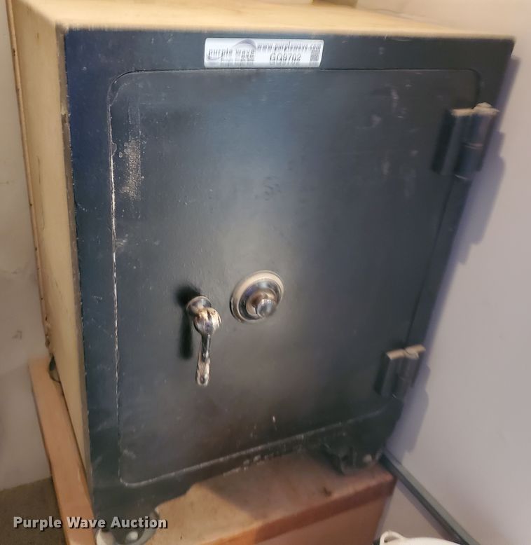 image for item GQ9702 Diebold safe