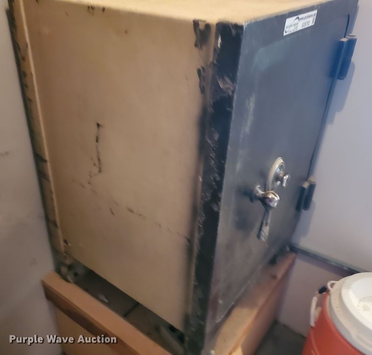 image for item GQ9702 Diebold safe