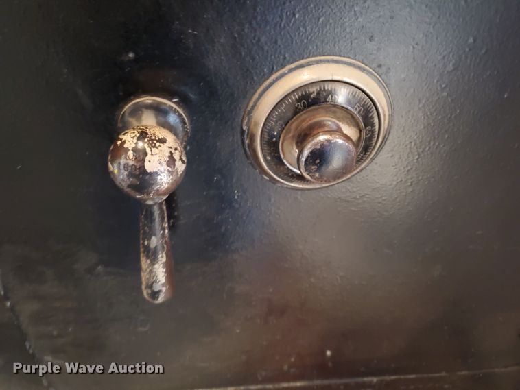 image for item GQ9702 Diebold safe