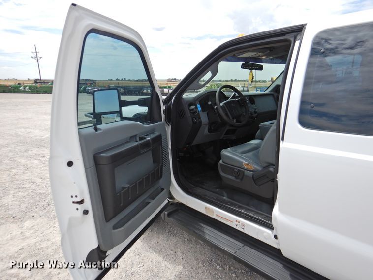 image for item HQ9301 2015 Ford F550 Super Duty XL  SuperCab truck cab and chassis