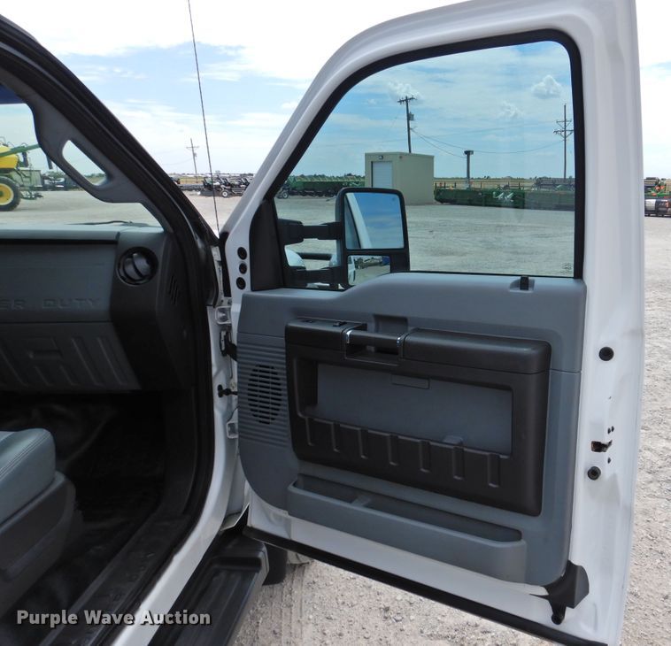 image for item HQ9301 2015 Ford F550 Super Duty XL  SuperCab truck cab and chassis