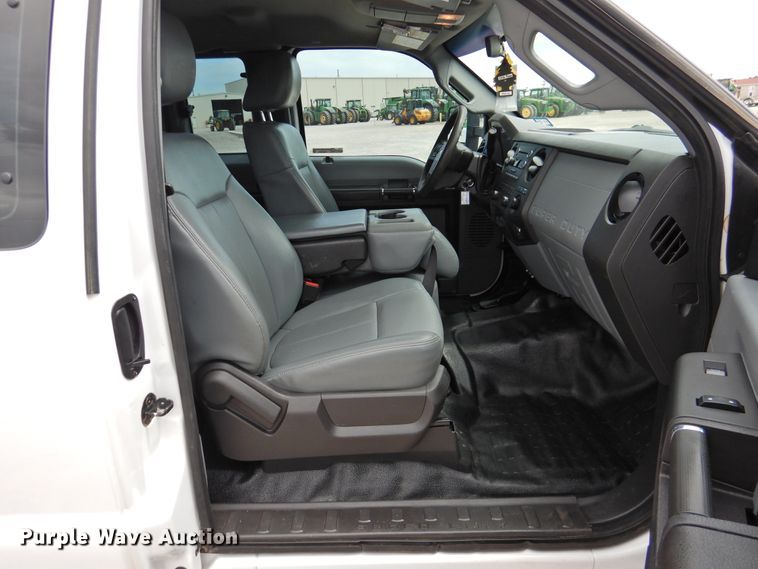 image for item HQ9301 2015 Ford F550 Super Duty XL  SuperCab truck cab and chassis