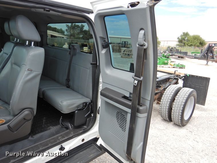 image for item HQ9301 2015 Ford F550 Super Duty XL  SuperCab truck cab and chassis