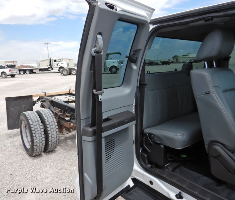 image for item HQ9301 2015 Ford F550 Super Duty XL  SuperCab truck cab and chassis