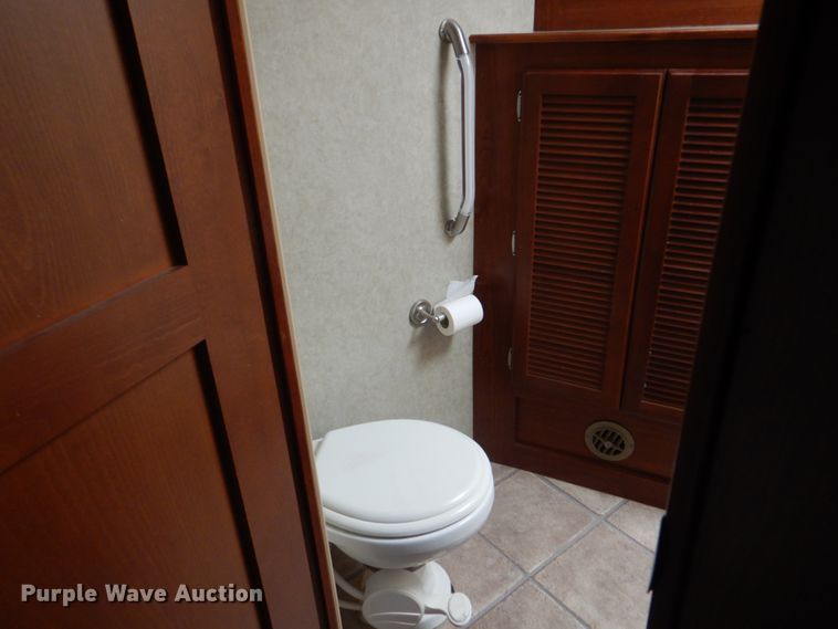 image for item HT9404 2008 Fleetwood Discovery  RV