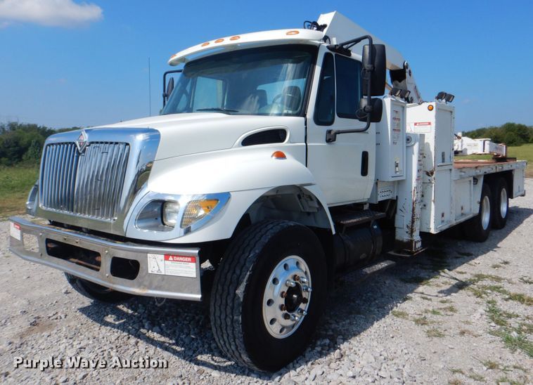 image for item HT9416 2006 International 7400  crane truck with tire grapple