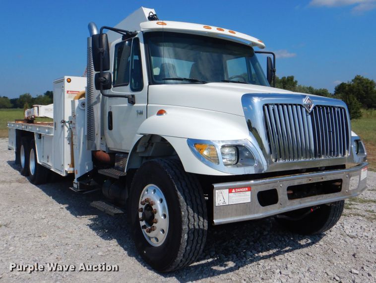 image for item HT9416 2006 International 7400  crane truck with tire grapple