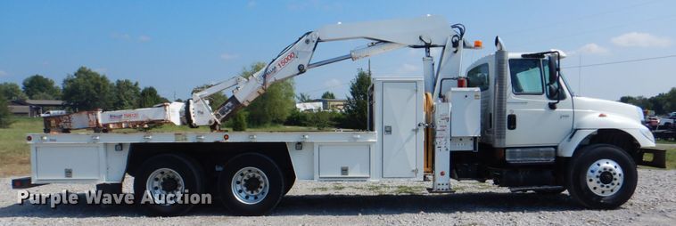 image for item HT9416 2006 International 7400  crane truck with tire grapple