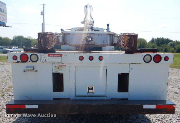 image for item HT9416 2006 International 7400  crane truck with tire grapple