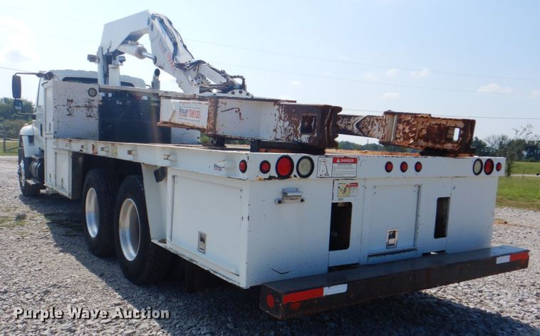 image for item HT9416 2006 International 7400  crane truck with tire grapple