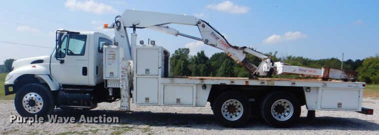 image for item HT9416 2006 International 7400  crane truck with tire grapple