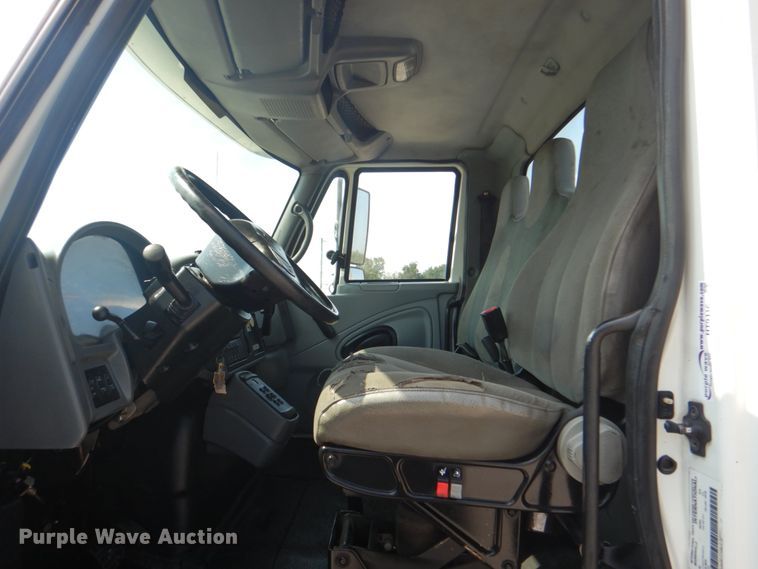 image for item HT9416 2006 International 7400  crane truck with tire grapple