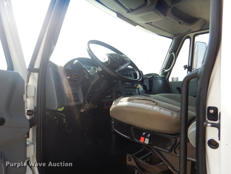 image for item HT9416 2006 International 7400  crane truck with tire grapple