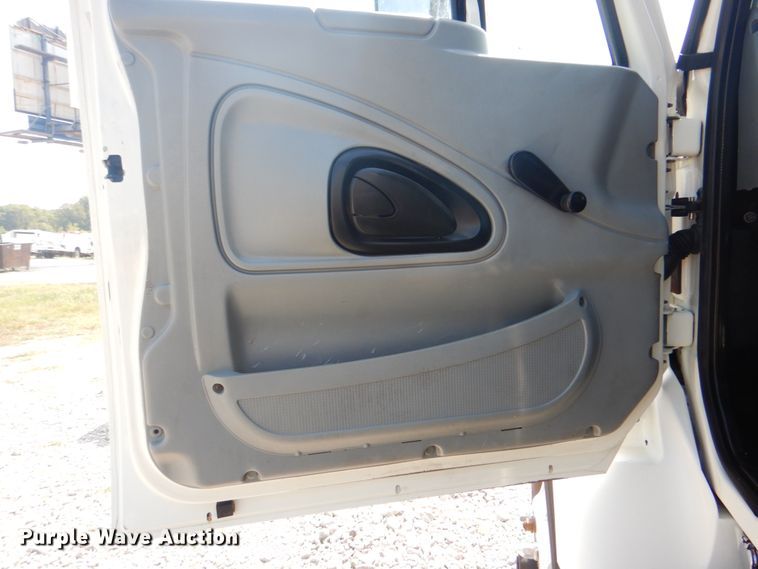 image for item HT9416 2006 International 7400  crane truck with tire grapple