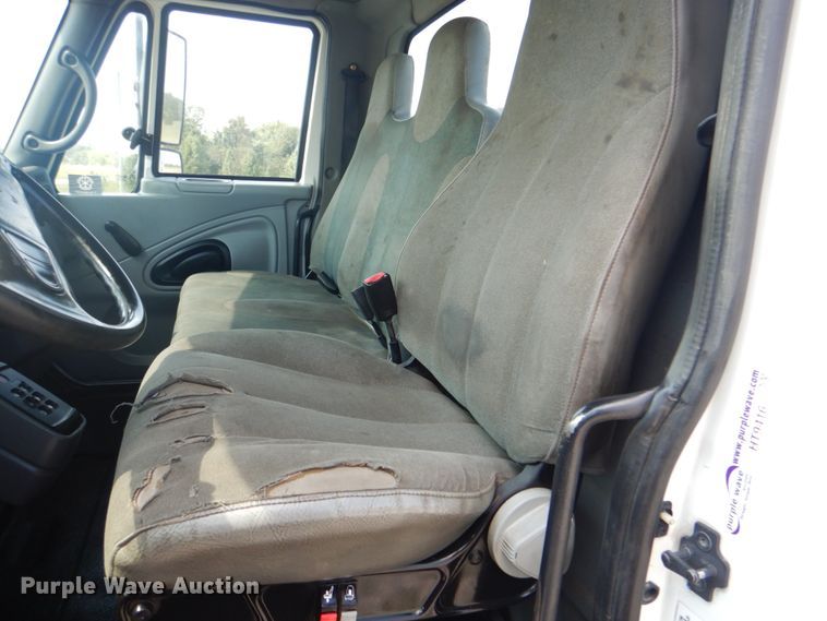 image for item HT9416 2006 International 7400  crane truck with tire grapple