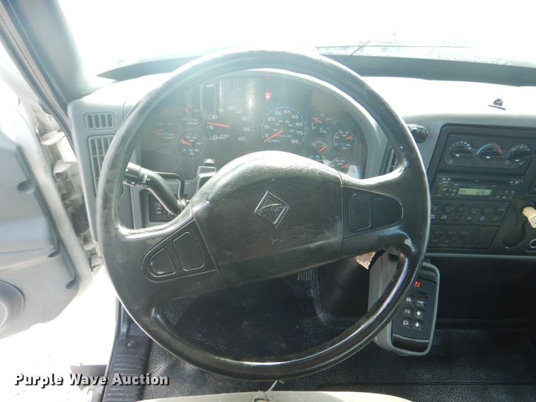 image for item HT9416 2006 International 7400  crane truck with tire grapple