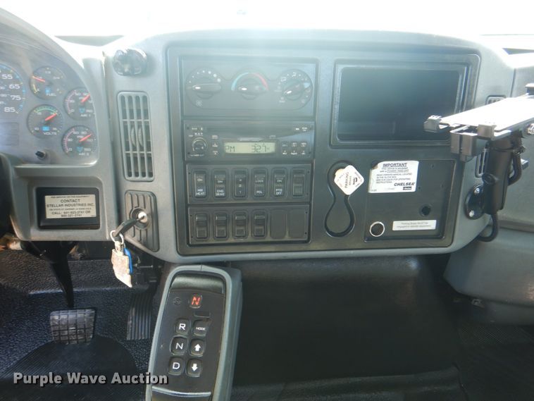 image for item HT9416 2006 International 7400  crane truck with tire grapple