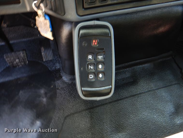 image for item HT9416 2006 International 7400  crane truck with tire grapple