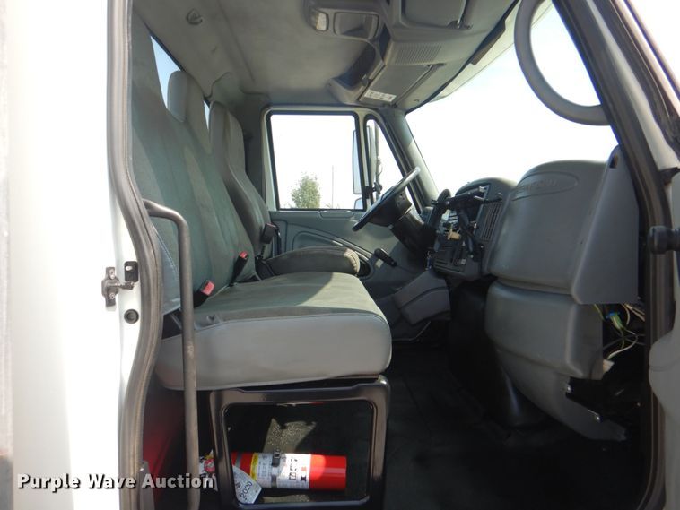 image for item HT9416 2006 International 7400  crane truck with tire grapple