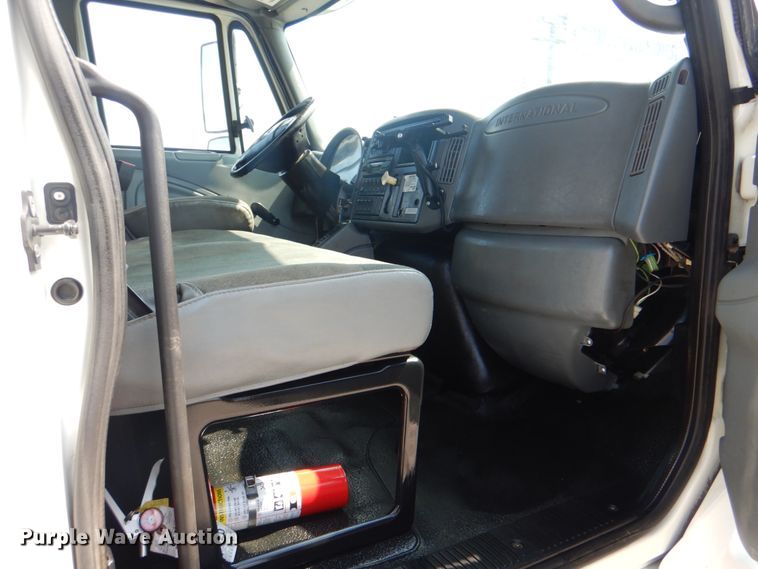 image for item HT9416 2006 International 7400  crane truck with tire grapple