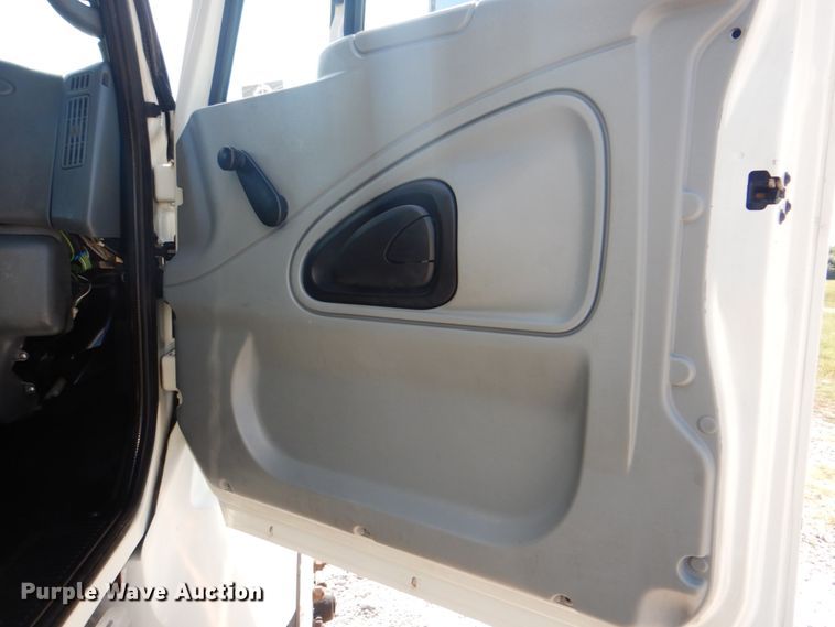 image for item HT9416 2006 International 7400  crane truck with tire grapple