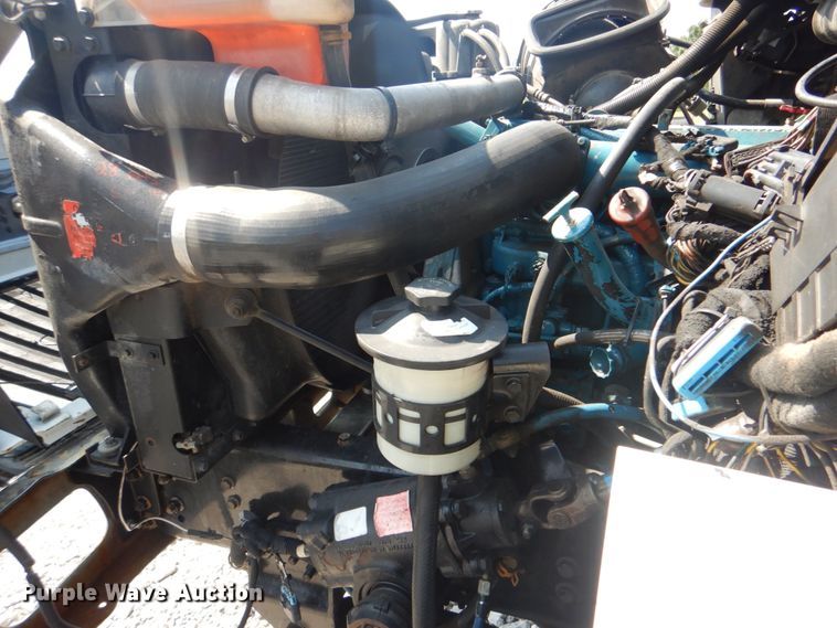 image for item HT9416 2006 International 7400  crane truck with tire grapple