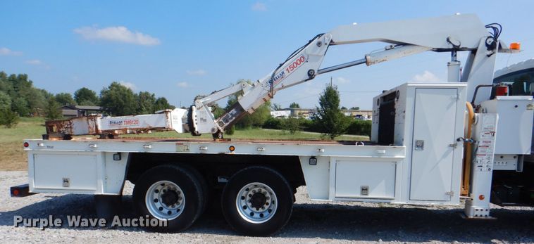 image for item HT9416 2006 International 7400  crane truck with tire grapple
