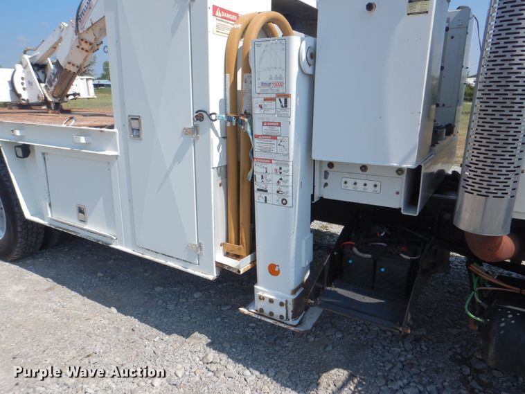 image for item HT9416 2006 International 7400  crane truck with tire grapple