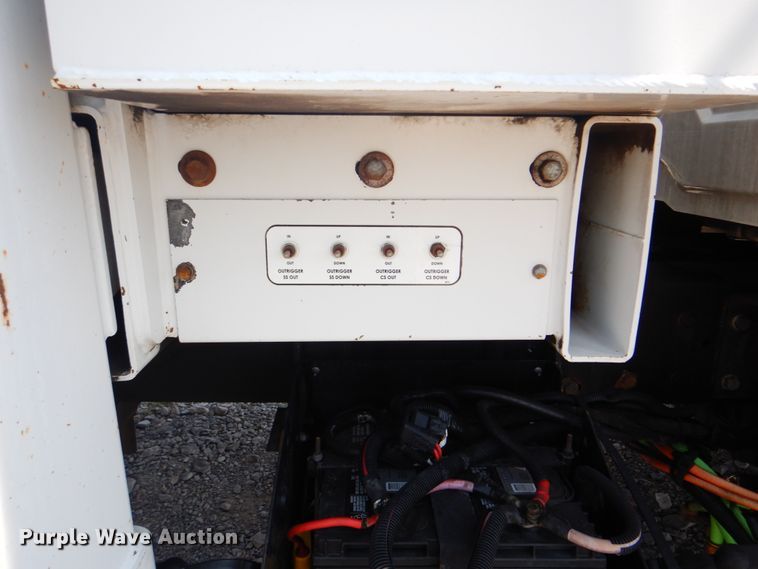 image for item HT9416 2006 International 7400  crane truck with tire grapple