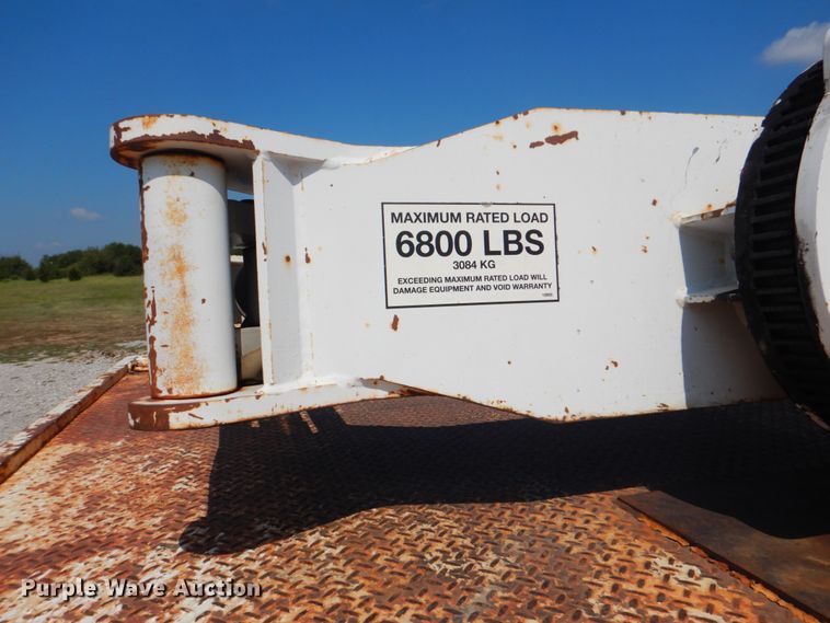 image for item HT9416 2006 International 7400  crane truck with tire grapple