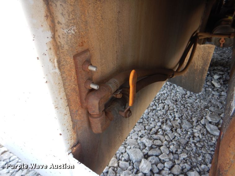 image for item HT9416 2006 International 7400  crane truck with tire grapple