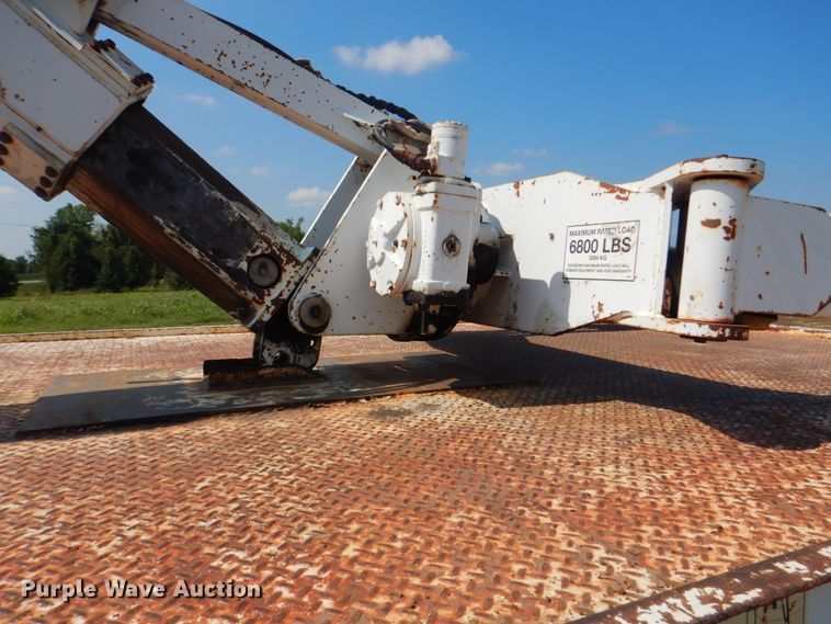 image for item HT9416 2006 International 7400  crane truck with tire grapple