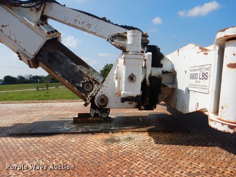 image for item HT9416 2006 International 7400  crane truck with tire grapple