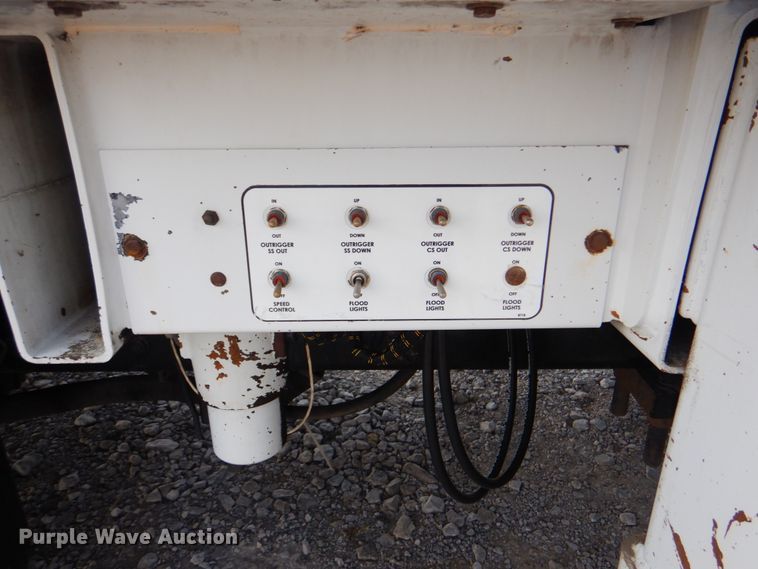 image for item HT9416 2006 International 7400  crane truck with tire grapple