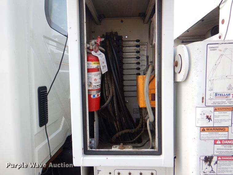 image for item HT9416 2006 International 7400  crane truck with tire grapple