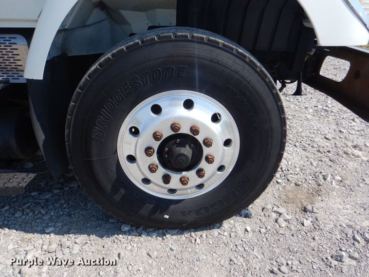 image for item HT9416 2006 International 7400  crane truck with tire grapple