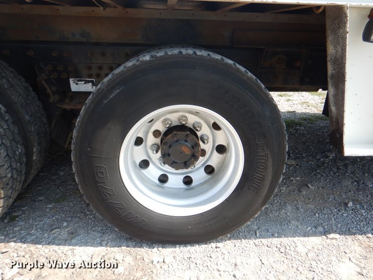 image for item HT9416 2006 International 7400  crane truck with tire grapple