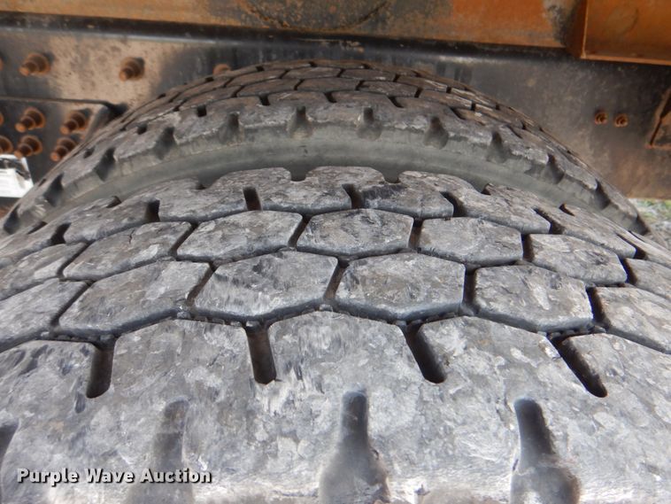 image for item HT9416 2006 International 7400  crane truck with tire grapple