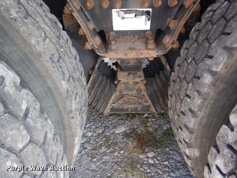 image for item HT9416 2006 International 7400  crane truck with tire grapple