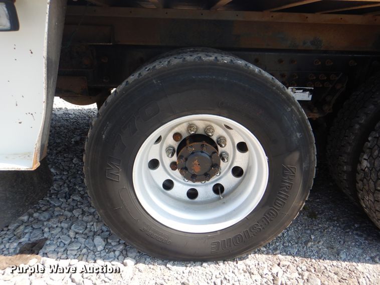 image for item HT9416 2006 International 7400  crane truck with tire grapple