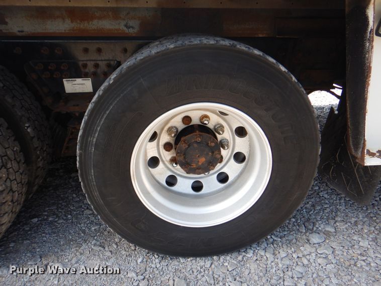 image for item HT9416 2006 International 7400  crane truck with tire grapple