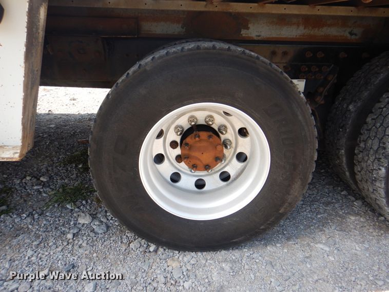 image for item HT9416 2006 International 7400  crane truck with tire grapple