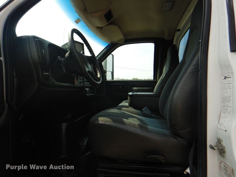 image for item HT9420 2007 Chevrolet C7500  command center truck