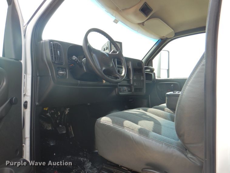image for item HT9420 2007 Chevrolet C7500  command center truck