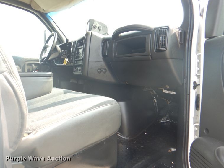 image for item HT9420 2007 Chevrolet C7500  command center truck