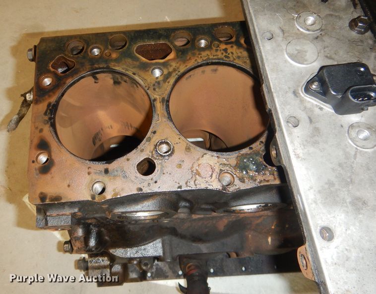 image for item HU9259 2003 Cummins  engine block