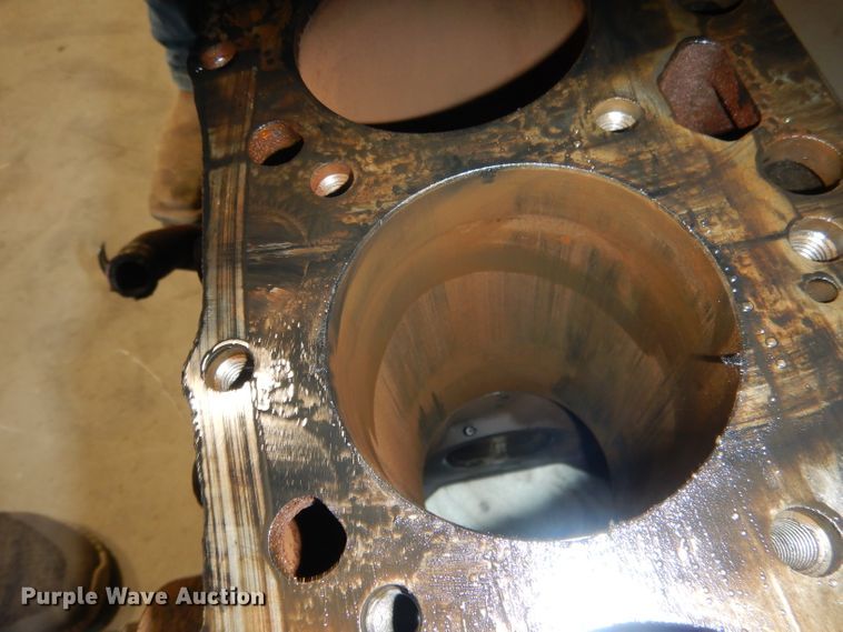 image for item HU9259 2003 Cummins  engine block