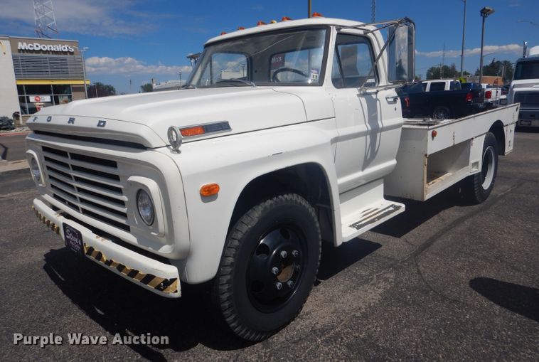 image for item HU9270 1972 Ford F600  flatbed truck