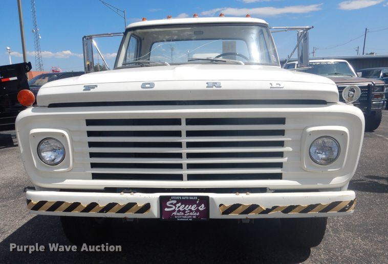 image for item HU9270 1972 Ford F600  flatbed truck
